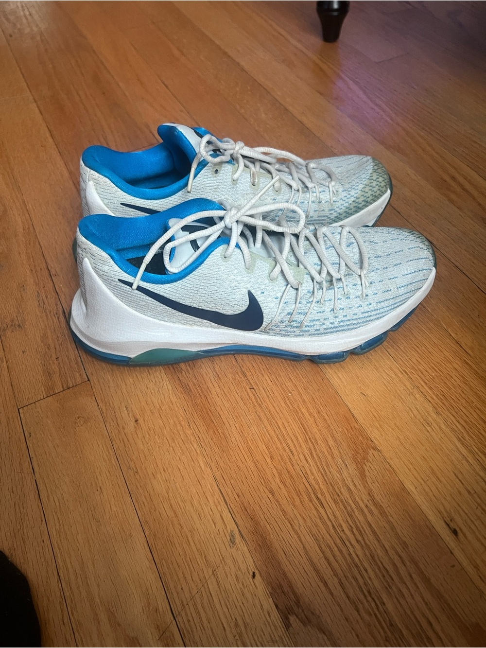 Nike Men's Athletic Shoes in White with Blue Lining